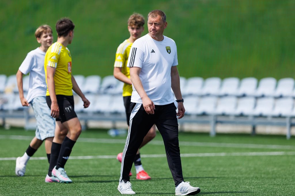 „Fortūnos“ treneris su jaunaisiais futbolininkais aikštėje